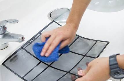 清洗空調過濾網 家庭空調過濾網清洗方法_空調過濾網怎么清洗